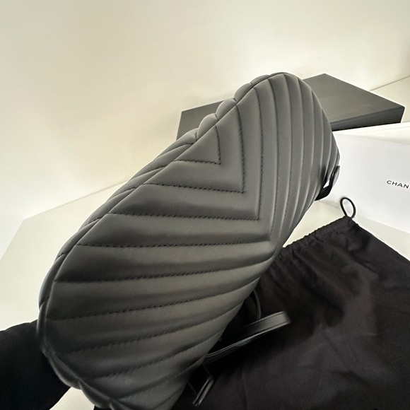 Chanel Black Chevron Quilted Lambskin Leather Large Urban Spirit Backpack - Picture 5 of 15